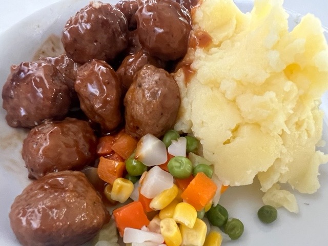 Shortcut Meatballs With Mashed Potato and Vegetables