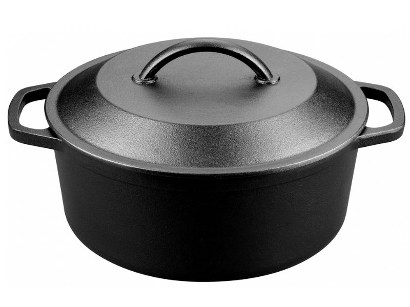 Camp Oven with lid to make camping meals.